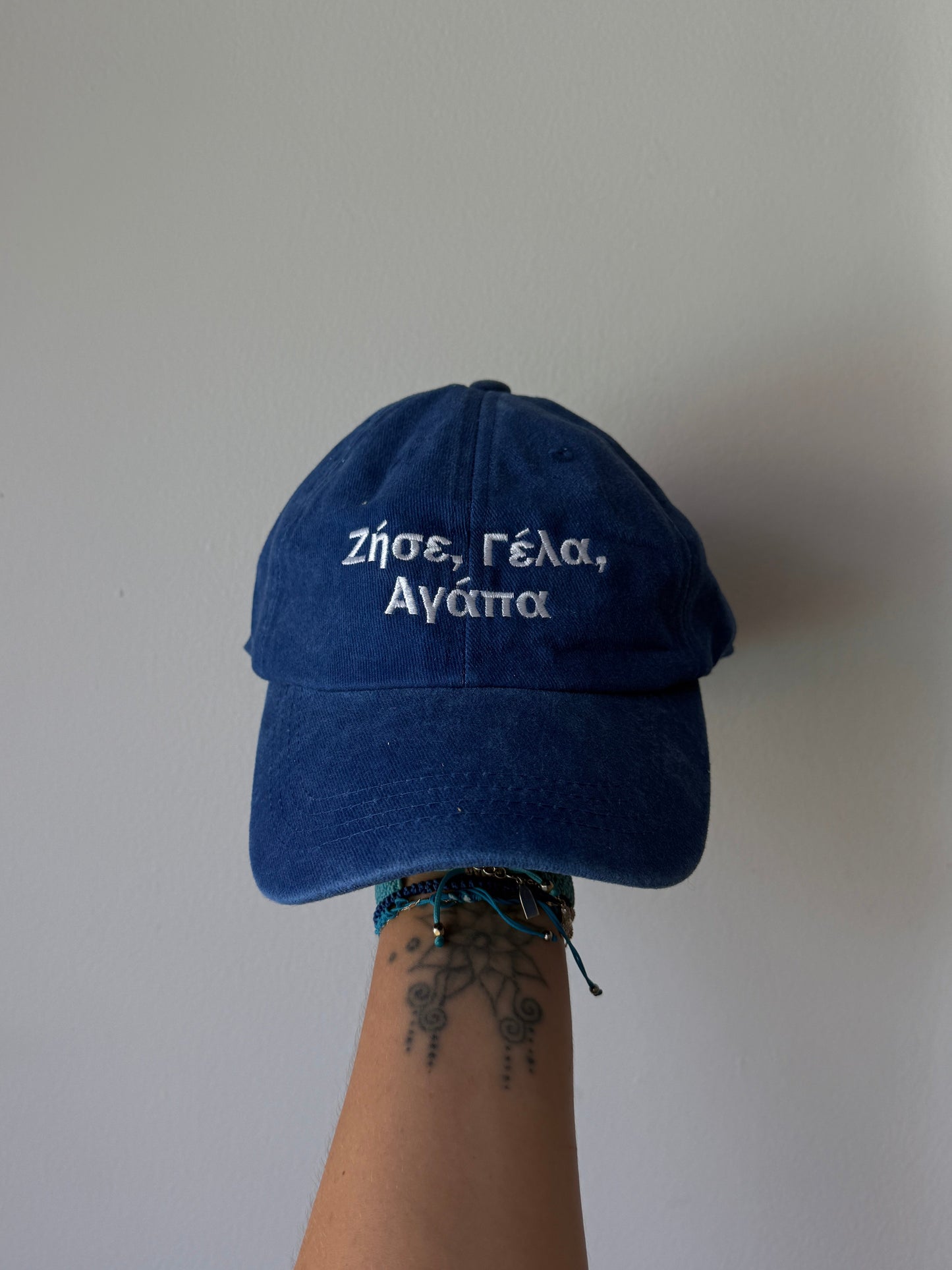 Ζήσε, Γελά, Αγαπά Hat