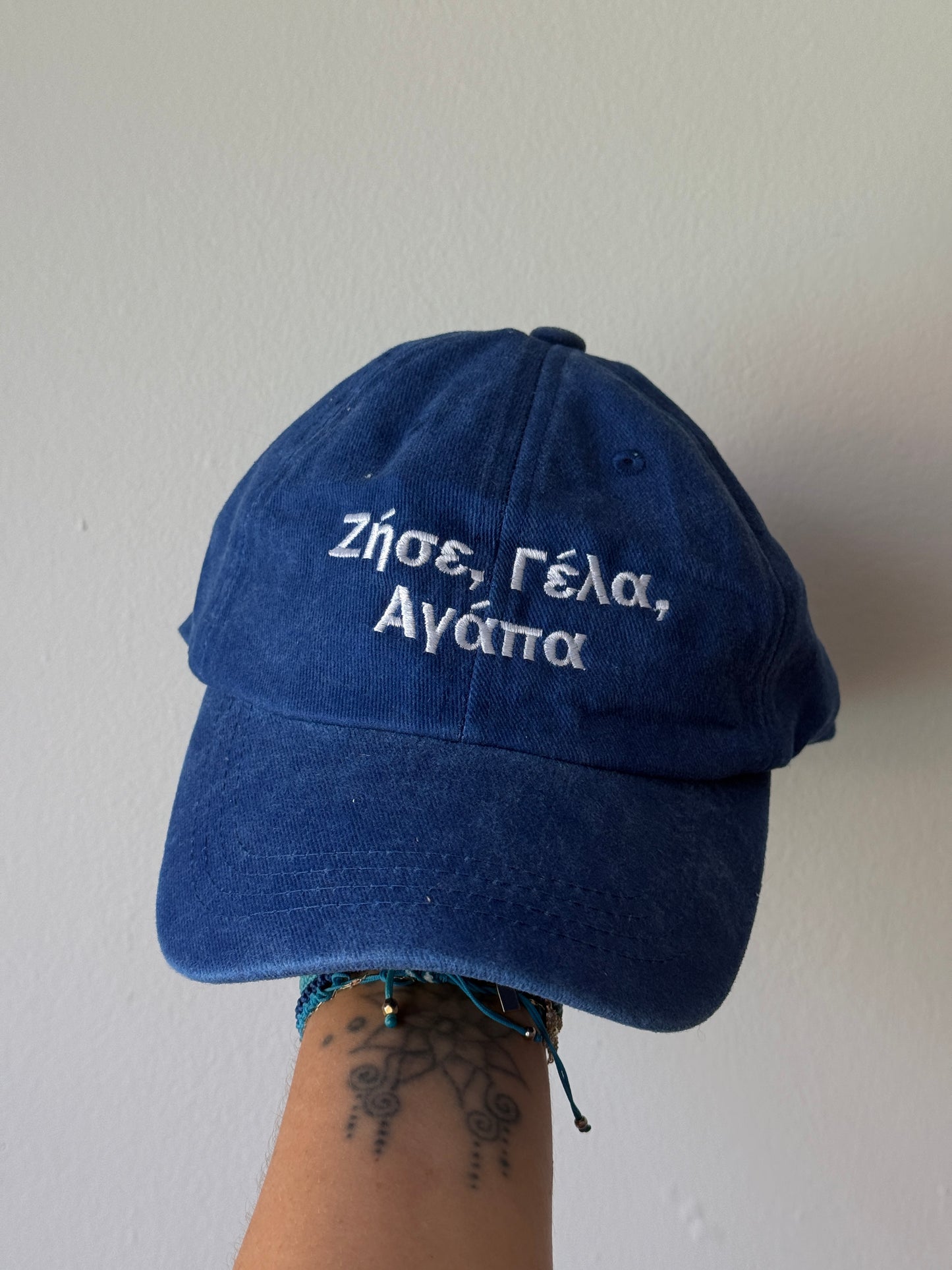 Ζήσε, Γελά, Αγαπά Hat